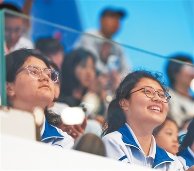 张武军摄, 彩表演夺得